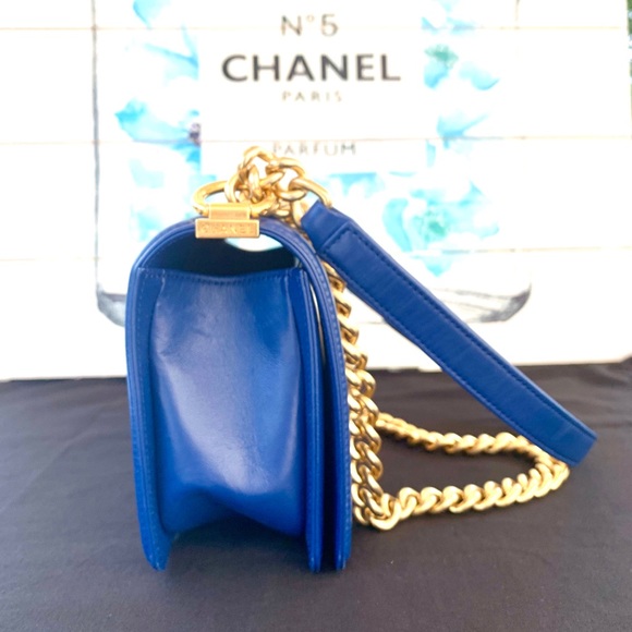 CHANEL Medium Boy Bag - Picture 2 of 13